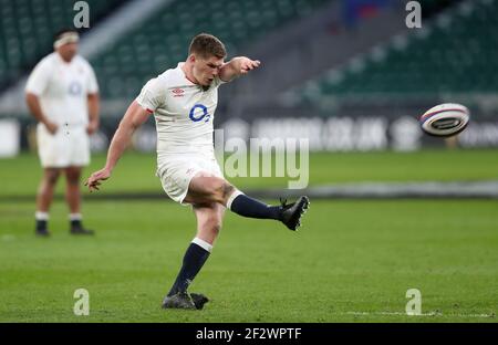 Der Engländer Owen Farrell schießt beim Guinness Six Nations-Spiel im Twickenham Stadium in London ein Elfmetertor. Bilddatum: Samstag, 13. März 2021. Stockfoto