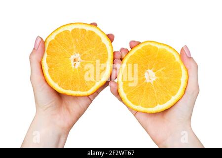 Frau bereiten frischen Zitrusfruchtsaft aus zwei abgeschnittenen Hälften der Orange zu quetschen, gesunde hausgemachte Getränk, Draufsicht Stockfoto