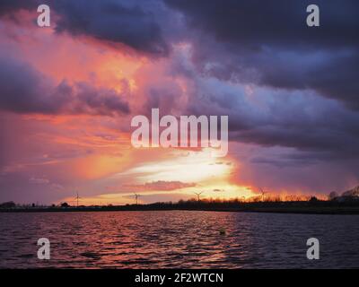 Sheerness, Kent, Großbritannien. März 2021, 13th. UK Wetter: Ein dramatischer Sonnenuntergang in Sheerness, Kent. Kredit: James Bell/Alamy Live Nachrichten Stockfoto