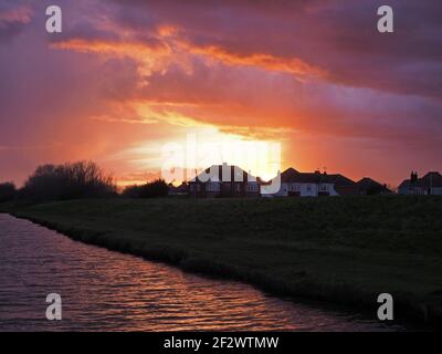 Sheerness, Kent, Großbritannien. März 2021, 13th. UK Wetter: Ein dramatischer Sonnenuntergang in Sheerness, Kent. Kredit: James Bell/Alamy Live Nachrichten Stockfoto