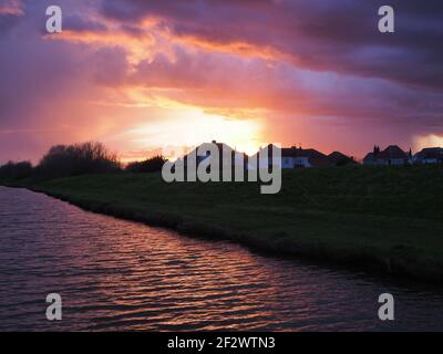 Sheerness, Kent, Großbritannien. März 2021, 13th. UK Wetter: Ein dramatischer Sonnenuntergang in Sheerness, Kent. Kredit: James Bell/Alamy Live Nachrichten Stockfoto