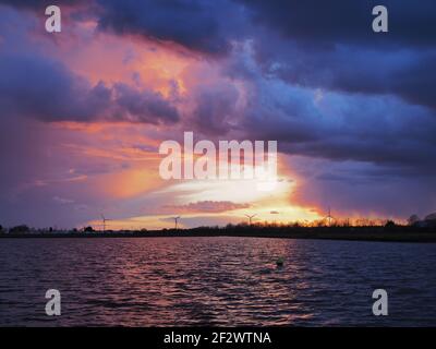 Sheerness, Kent, Großbritannien. März 2021, 13th. UK Wetter: Ein dramatischer Sonnenuntergang in Sheerness, Kent. Kredit: James Bell/Alamy Live Nachrichten Stockfoto