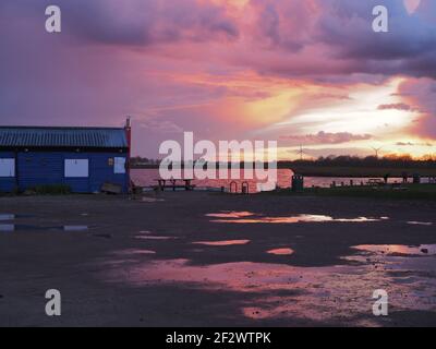 Sheerness, Kent, Großbritannien. März 2021, 13th. UK Wetter: Ein dramatischer Sonnenuntergang in Sheerness, Kent. Kredit: James Bell/Alamy Live Nachrichten Stockfoto