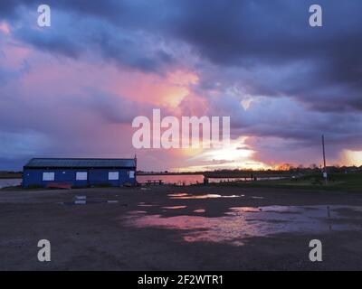 Sheerness, Kent, Großbritannien. März 2021, 13th. UK Wetter: Ein dramatischer Sonnenuntergang in Sheerness, Kent. Kredit: James Bell/Alamy Live Nachrichten Stockfoto