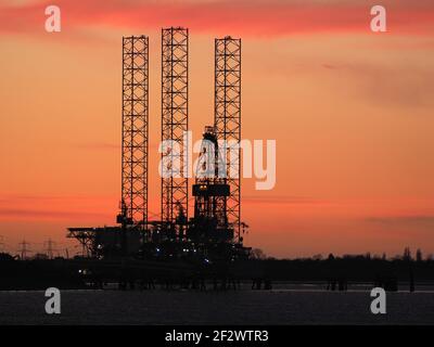 Sheerness, Kent, Großbritannien. März 2021, 13th. UK Wetter: Ein dramatischer Sonnenuntergang in Sheerness, Kent. Kredit: James Bell/Alamy Live Nachrichten Stockfoto