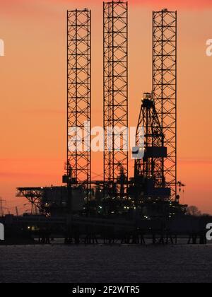 Sheerness, Kent, Großbritannien. März 2021, 13th. UK Wetter: Ein dramatischer Sonnenuntergang in Sheerness, Kent. Kredit: James Bell/Alamy Live Nachrichten Stockfoto