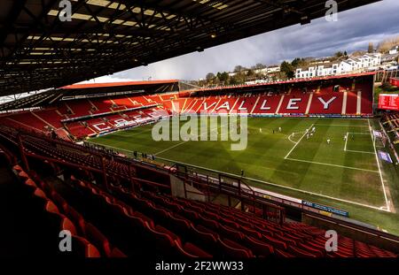 Allgemeine Ansicht als Charlton Athletic Conor Washington feiert Scoring ihrer Seite das erste Tor des Spiels mit Teamkollegen während der Sky Bet League ein Spiel im Valley, London. Stockfoto