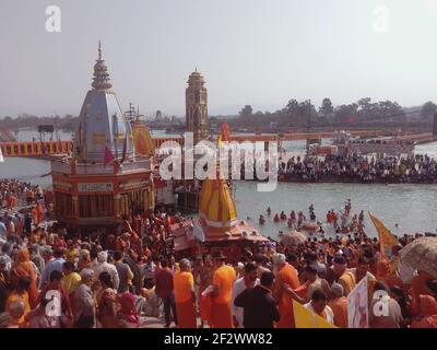 Haridwar, Indien. März 2021, 11th. Millionen von hinduistischen eifrigen Anhängern nimmt Dip am heiligen Fluss Ganga auf glückverheißende Gelegenheit Mahashivratri in Haridwar. Die Landesregierung hat auch betont, die Dauer von Kumbh zu reduzieren, da sie fürchten, ein Hotspot des Virus zu werden. Der Magistrat des Bezirks Haridwar sagte, dass Pilger Pässe benötigen werden, um Kumbh zu besuchen. (Foto: Shashi Sharma/Pacific Press/Sipa USA) Quelle: SIPA USA/Alamy Live News Stockfoto