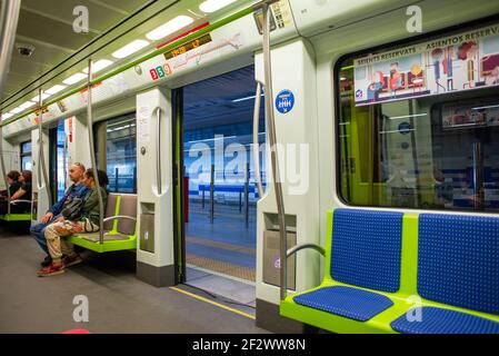 Nur wenige Leute sitzen auf einem Wagen der Valencia U-Bahn, Metrovalencia. Valencia verfügt über neun U-Bahn-Bahnen und verbindet den Flughafen mit der Stadt Stockfoto