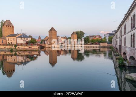 Blick auf den Sonnenuntergang von Ponts Couverts und Barrage Vauban in Straßburg In Frankreich Stockfoto