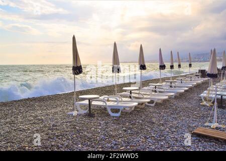 Leere Liegen am Ende des Tages an einem Strand in Nizza, Südfrankreich. Stockfoto