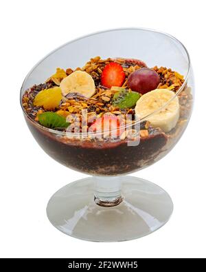 Glasschale mit acai mit Granola und Früchten wie Erdbeere, Traube, Banane, Papaya, Orange, Kiwi auf weißem Hintergrund. Stockfoto