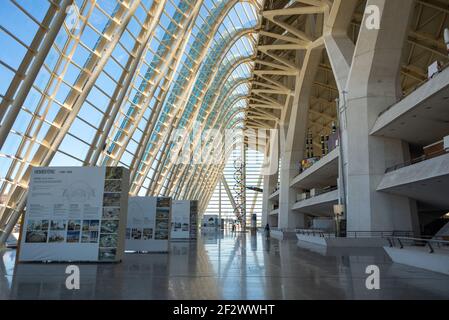 Leere Halle im Museu de les Ciencies in Valencia. Das Museum beherbergt eine Dauerausstellung über das Gebäude des futuristischen Ciutat de les Arts Stockfoto