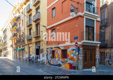 Bunte Graffiti in den Straßen von Barrio del Carmen, Valencia, Spanien. Das Viertel ist berühmt für seine vitale Wandkunst Stockfoto