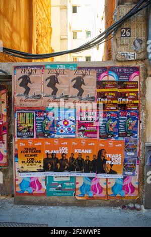 Bunte Plakate an einer Wand im Barrio del Carmen in der Innenstadt von Valencia, Spanien Stockfoto