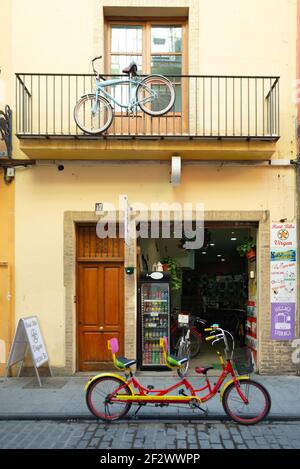 Bunter Fahrradladen im Barrio del Carmen in Valencia, Spanien Stockfoto