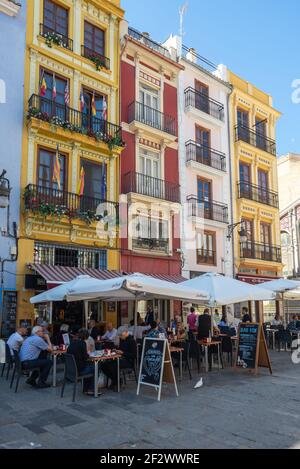 Menschen sitzen in Bars und Restaurants in der Innenstadt von Valencia, Spanien, vor der Pandemie Stockfoto