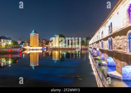 Blick auf den Sonnenuntergang von Ponts Couverts und Barrage Vauban in Straßburg In Frankreich Stockfoto