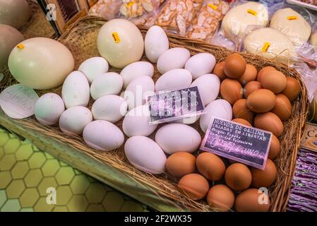 Mercado Central in Valencia, Spanien. Frisches Essen auf den Marktständen, große Straußeneier in einem Korb Stockfoto