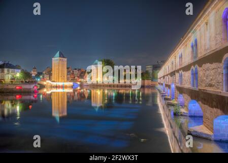 Blick auf den Sonnenuntergang von Ponts Couverts und Barrage Vauban in Straßburg In Frankreich Stockfoto