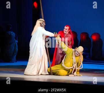 Wotan ergreift den Ring von Alberich - l-r: Willard White (Wotan), Mikhail Vekua (Loge), Edem Umerov (Alberich) in das RHEINGOLD von Wagner im Hippodrom Birmingham, Birmingham, England 05/11/2014 A Mariinsky Theatre Produktionskonzept: Valery Gergiev & George Tsypin Leitung: Valery Gergiev Bühnenbild: George Tsypin Kostüme: Tatiana Noginova Gleb Sergejewitsch Filschtinski Stockfoto