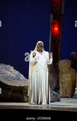 Untersuchung des Ringes: Willard White (Wotan) in das RHEINGOLD von Wagner im Hippodrom Birmingham, Birmingham, England 05/11/2014 ein Mariinsky-Theater Produktionskonzept: Valery Gergiev & George Tsypin Leitung: Valery Gergiev Bühnenbild: George Tsypin Kostüme: Tatiana Noginova Beleuchtung: Gleb Filshtinsky Stockfoto