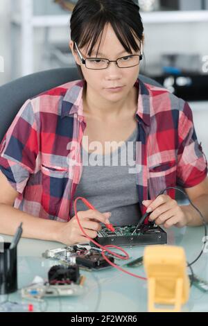 Technikerin, die an der Stromversorgung vom pc arbeitet Stockfoto