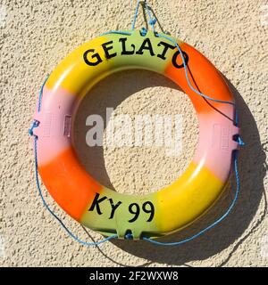 Isolierte bunte Ring Werbung Eis in Pittenweem, East Neuk of Fife, Schottland an einem sonnigen Tag Stockfoto
