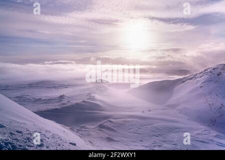 Weite Weite einer verschneiten arktischen Landschaft. Keine Bäume, Menschen oder Leben. Schnee so weit das Auge reicht. Aufgenommen während Sonnenuntergang Dämmerung drehen den sno Stockfoto