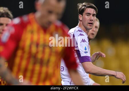 Benevento, Italien. März 2021, 13th. Dusan Vlahovic von ACF Fiorentina reagiert während der Serie A Fußballspiel zwischen Benevento Calcio und ACF Fiorentina im Ciro Vigorito Stadion in Benevento (Italien), 13. März 2021. Foto Cesare Purini/Insidefoto Kredit: Insidefoto srl/Alamy Live News Stockfoto