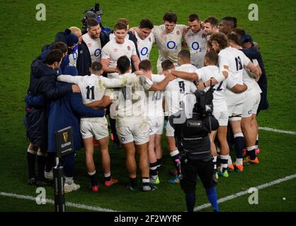 Twickenham Stadium, 13th Mär 2021 England Kapitän Owen Farrell gibt ein Nachspiel-Huddle-Team-Talk nach Englands 23-20 Sieg im Guinness Six Nations Spiel im Twickenham Stadium, London Bildnachweis : © Mark Pain / Alamy Live News Stockfoto