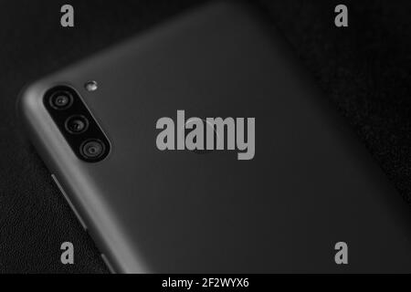 Selektiver Fokus auf der Rückseite des neuen Smartphones Samsung Galaxy M11 Dreifach-Kamera und Fingerabdrucksensor. Bukarest, Rumänien, 2021 Stockfoto