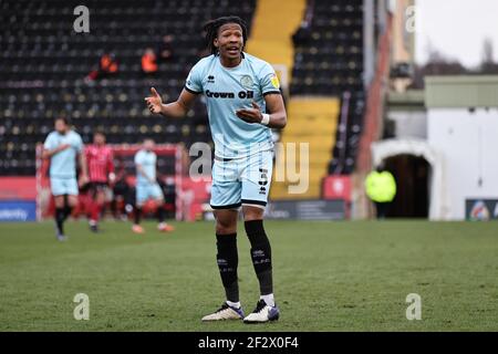 LINCOLN, GROSSBRITANNIEN. MÄRZ 13th: Gabriel Osho von Rochdale reagiert während des Sky Bet League 1-Spiels zwischen Lincoln City und Rochdale im LNER Stadium, Lincoln am Samstag, 13th. März 2021. (Kredit: James HolyOak, Mi News) Kredit: MI Nachrichten & Sport /Alamy Live Nachrichten Stockfoto