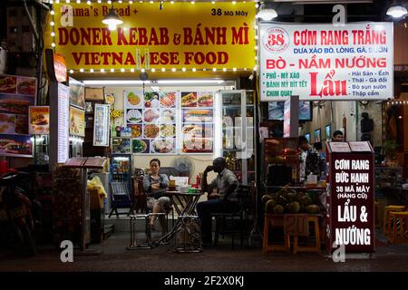 Restaurant und Street Food in Hanoi, Vietnam Foto von David Sutton/themangoroad.com Stockfoto