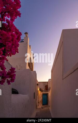 Pyrgos Dorf bei Sonnenaufgang. Pyrgos ist eine alte, mittelalterliche Siedlung auf der berühmten Insel Santorini, auf den Kykladen Inseln, Griechenland, Europa. Stockfoto