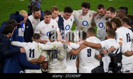 Twickenham Stadium, 13th Mär 2021 England Kapitän Owen Farrell gibt ein Nachspiel-Huddle-Team-Talk nach Englands 23-20 Sieg im Guinness Six Nations Spiel im Twickenham Stadium, London Bildnachweis : © Mark Pain / Alamy Live News Stockfoto