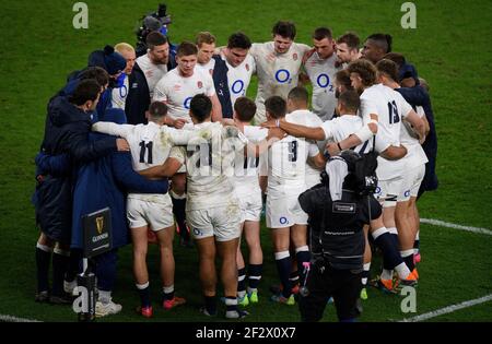 Twickenham Stadium, 13th Mär 2021 England Kapitän Owen Farrell gibt ein Nachspiel-Huddle-Team-Talk nach Englands 23-20 Sieg im Guinness Six Nations Spiel im Twickenham Stadium, London Bildnachweis : © Mark Pain / Alamy Live News Stockfoto