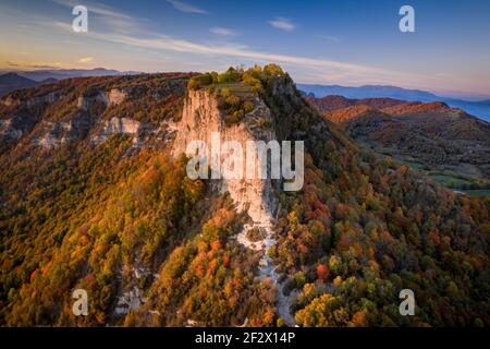 Luftaufnahmen der Klippen von Cabrera, bei Sonnenuntergang im Herbst (Collsacabra, Katalonien, Spanien) ESP: Vistas aéreas de los acantilados de Cabrera, en otoño Stockfoto