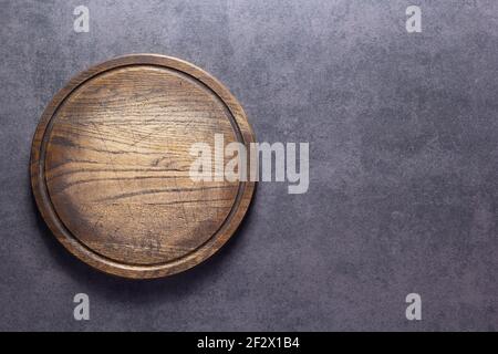 Fleisch- oder Brotschneidebrett zum selbstgemachten Backen auf dem Tisch. Food Rezept Konzept auf Stein Hintergrund Textur mit Kopierraum. Flache Lay-Ansicht von oben Stockfoto