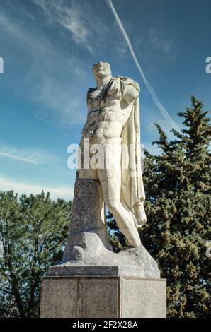 Vorderansicht einer Statue des Kaisers Trajan Replik auf der Itálica archäologischen Stätte. Stockfoto