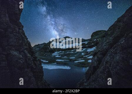 Nacht im Ibón de Marboré. Blick auf die Nordwand des Monte Perdido (Nationalpark Ordesa y Monte Perdido, Pyrenäen, Spanien) Stockfoto