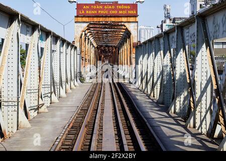 Long Bien Bridge über den Roten Fluss, Hanoi, Vietnam. Fahrrad- und Fußverkehr sind auf beiden Seiten der Bahn erlaubt. Stockfoto