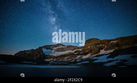 Nacht im Ibón de Marboré. Blick auf die Nordwand des Monte Perdido (Nationalpark Ordesa y Monte Perdido, Pyrenäen, Spanien) Stockfoto