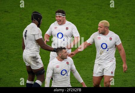 Twickenham Stadium, 13th Mär 2021 Englands Maro Itoje wird von Jamie George gratuliert, nachdem Itoje seinen Siegeversuch beim Guinness Six Nations Spiel im Twickenham Stadium, London erzielt hat Bildnachweis : © Mark Pain / Alamy Live News Stockfoto