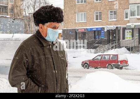 Lutsk, Ukraine - Februar 12,2020: Gesundheitsschutz, Virenausbruchsprävention bei Infektionskrankheiten in der Stadt. Mann mit Gesichtsmaske in der Öffentlichkeit Stockfoto