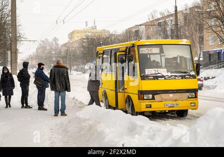 Lutsk, Ukraine - Februar 12,2020: Stadtstraße nach Schneesturm. Rekordmengen an Schnee. Menschen auf der Straße nach Schneesturm. Ungeputzt rutschig Stockfoto