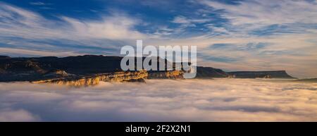 Sonnenaufgang mit einem Meer von Wolken über dem Sau Stausee. Panoramablick auf die Tavartet-Klippen vom Gipfel Roca del Migdia (Collsacabra, Katalonien) Stockfoto