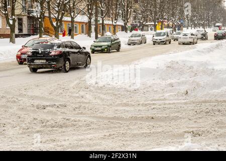 Lutsk, Ukraine - Februar 12,2020: Unsaubere, rutschige Straßen und Gehwege im Winter. Stadtstraße nach Schneesturm. Rekordmengen an Schnee Stockfoto