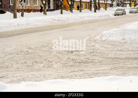 Lutsk, Ukraine - Februar 12,2020: Unsaubere, rutschige Straßen und Gehwege im Winter. Stadtstraße nach Schneesturm. Rekordmengen an Schnee Stockfoto