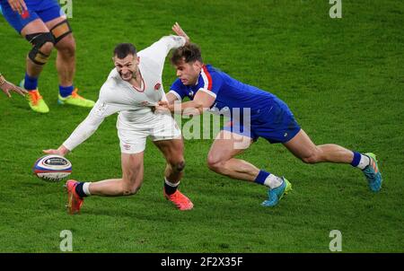 Twickenham Stadium, 13th Mär 2021 Englands Jonny May entgeht einem Tackle von Damian Penaud während des Guinness Six Nations Spiels im Twickenham Stadium, London Bildnachweis: © Mark Pain / Alamy Live News Stockfoto